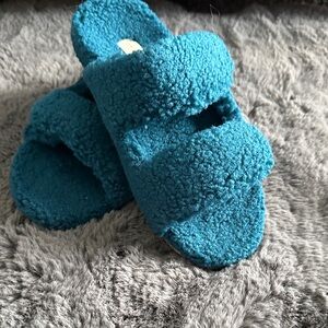 NWT Revitalign Cozy Blue Fuzzy Slippers 8